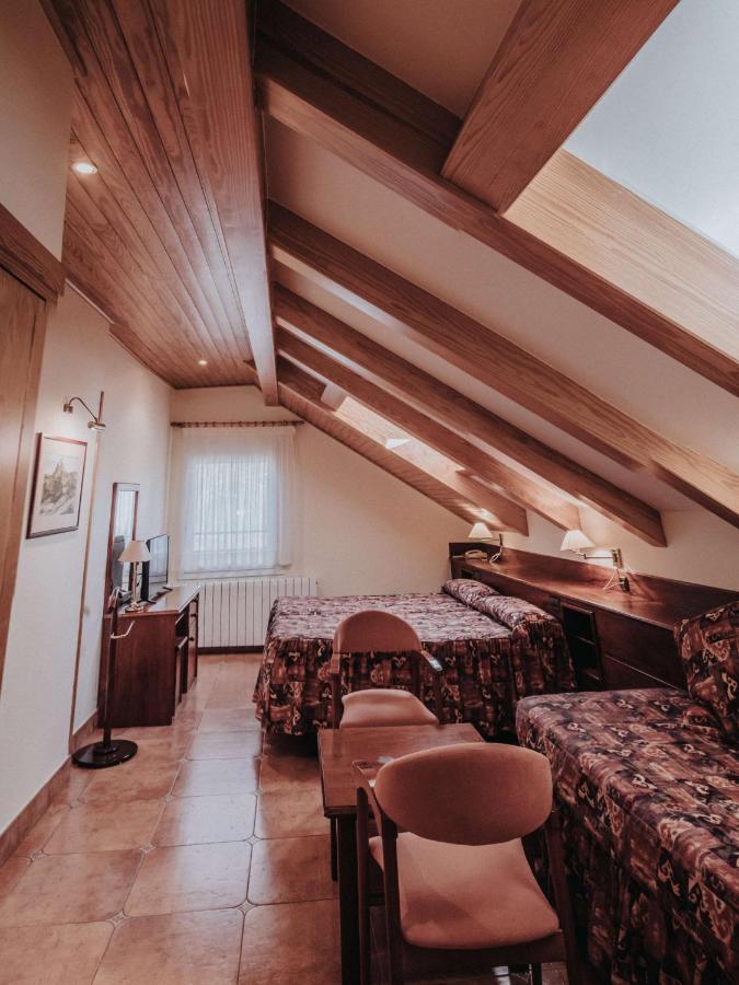 Hostal Les Fonts Castellar De N'Hug Bagian luar foto