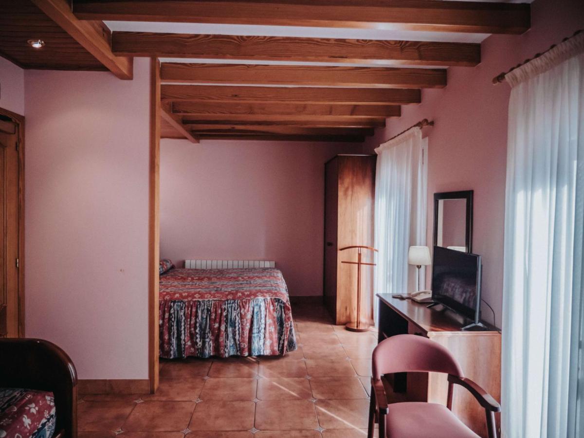Hostal Les Fonts Castellar De N'Hug Bagian luar foto