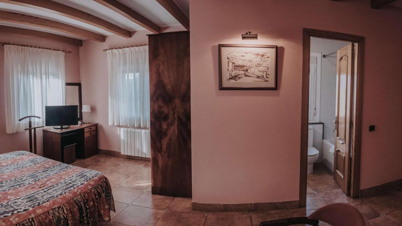 Hostal Les Fonts Castellar De N'Hug Bagian luar foto