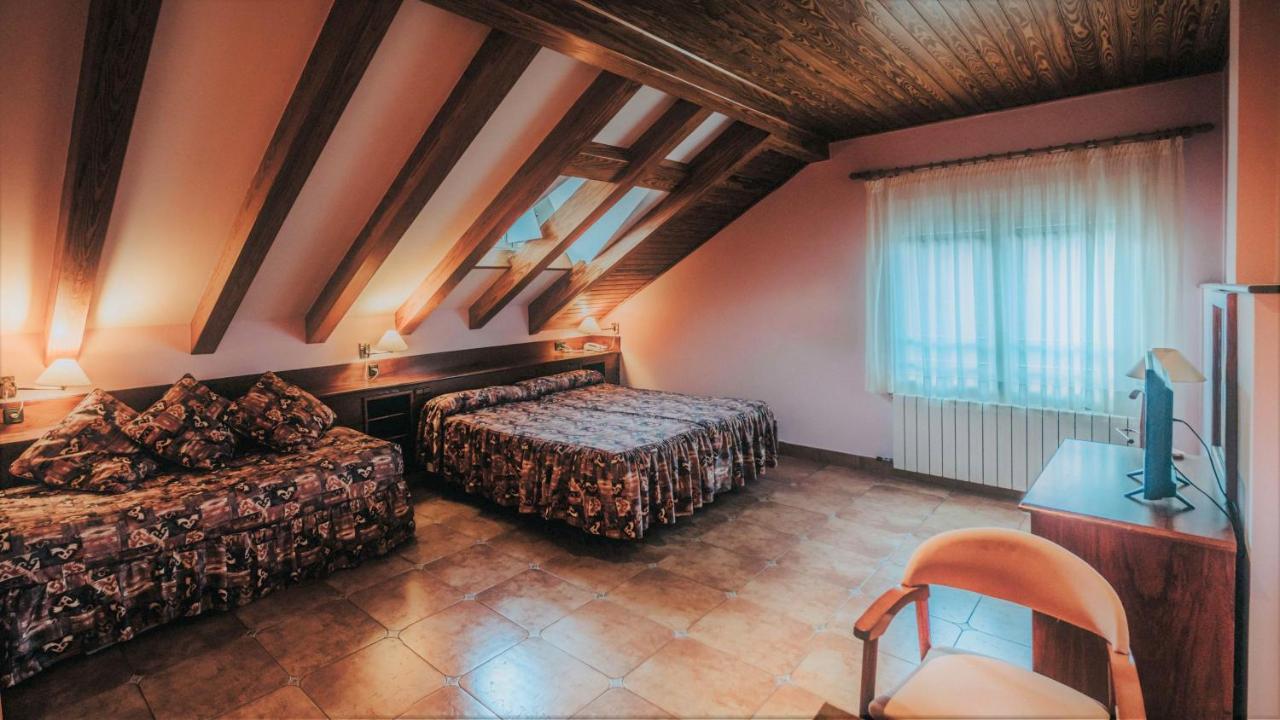 Hostal Les Fonts Castellar De N'Hug Bagian luar foto