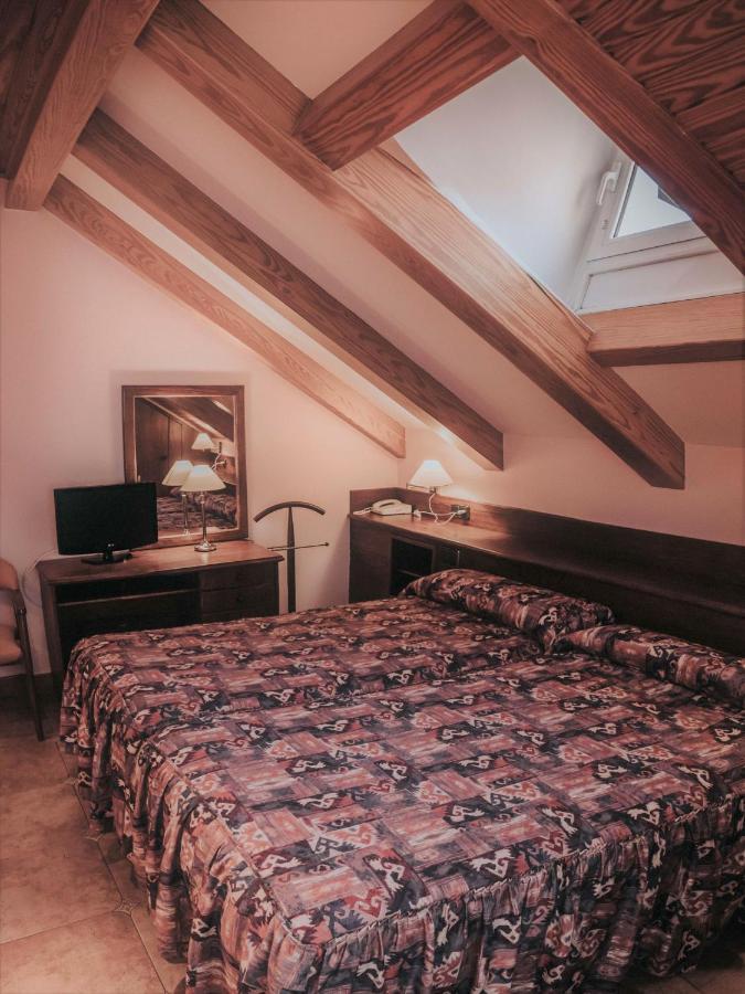 Hostal Les Fonts Castellar De N'Hug Bagian luar foto
