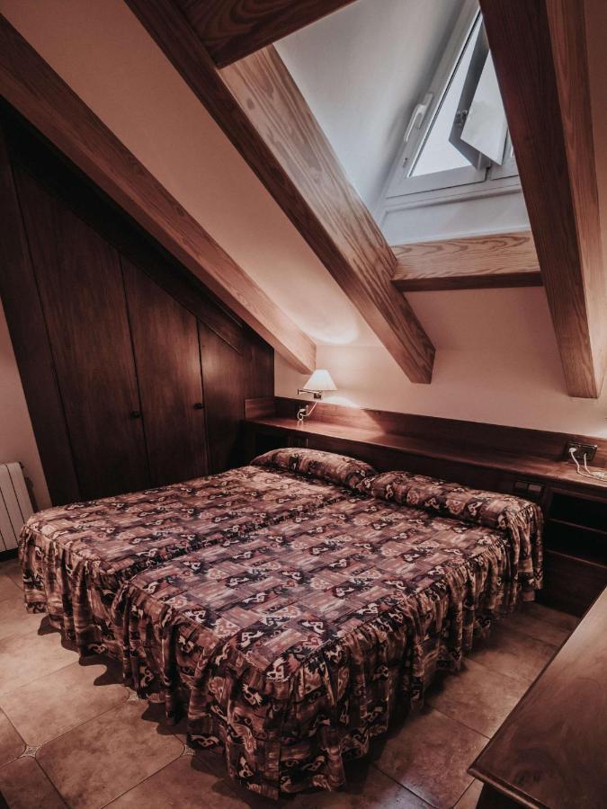 Hostal Les Fonts Castellar De N'Hug Bagian luar foto