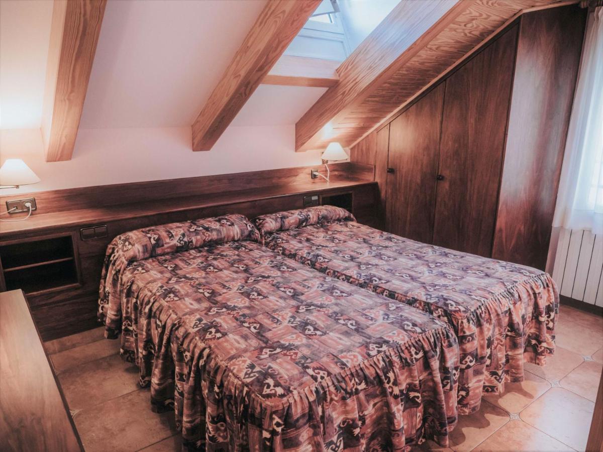 Hostal Les Fonts Castellar De N'Hug Bagian luar foto