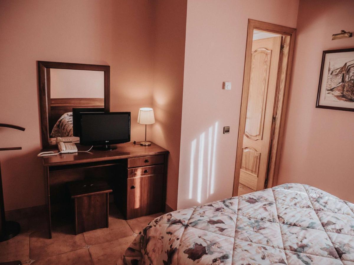 Hostal Les Fonts Castellar De N'Hug Bagian luar foto