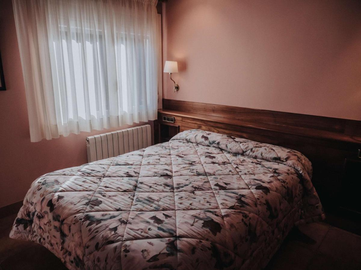 Hostal Les Fonts Castellar De N'Hug Bagian luar foto