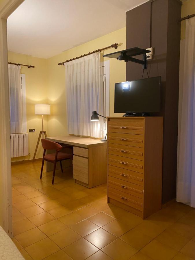 Hostal Les Fonts Castellar De N'Hug Bagian luar foto