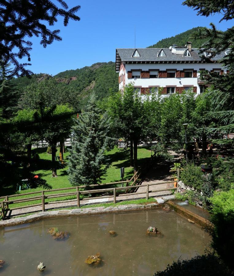 Hostal Les Fonts Castellar De N'Hug Bagian luar foto
