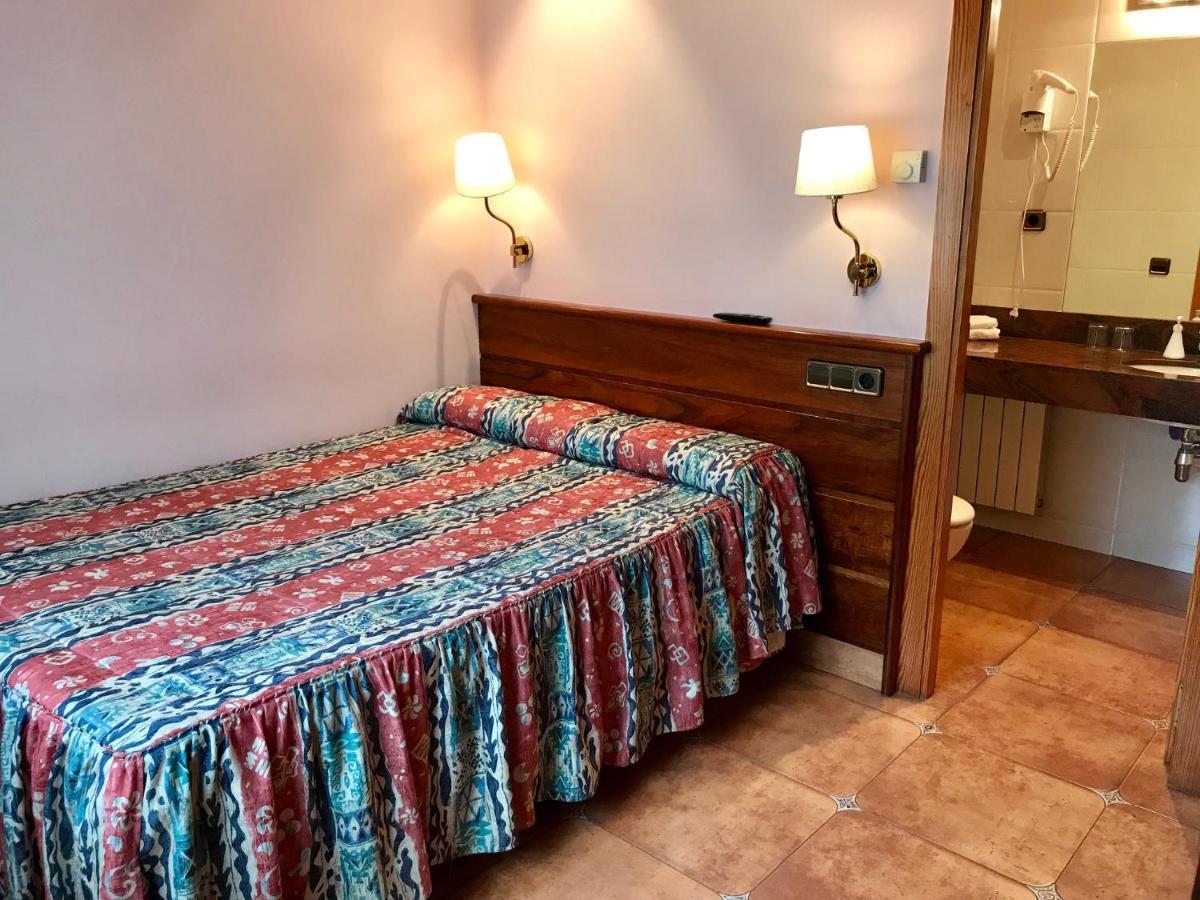Hostal Les Fonts Castellar De N'Hug Bagian luar foto