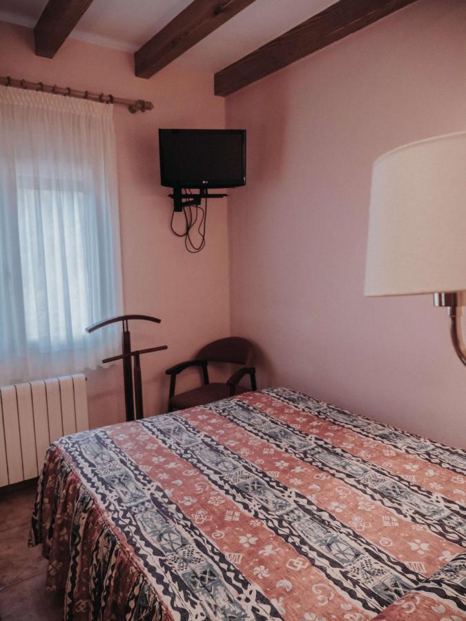Hostal Les Fonts Castellar De N'Hug Bagian luar foto